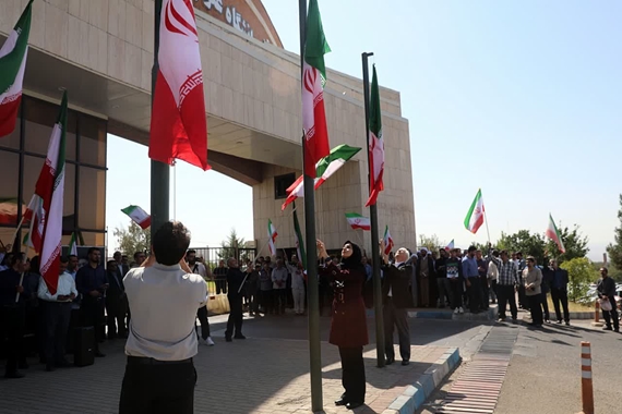 مراسم اهتزاز پرچم مقدس جمهوری اسلامی ایران با حضور دانشگاهیان علوم‌پزشکی زنجان برگزار شد